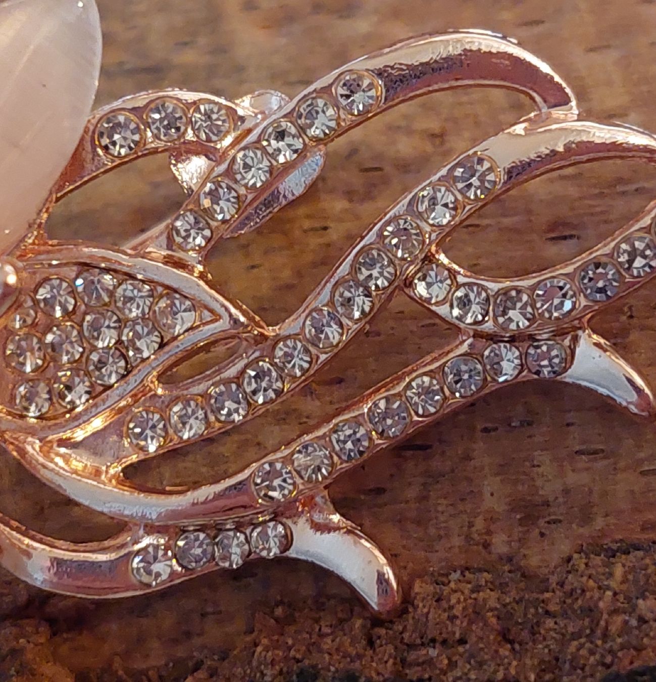 Spille & Fermagli: Hübsche Brosche Orchidee / Blume mit Strass rosegold-farbig – Nuovo (secondo la descrizione) da Oberwil BL venduto da Hunajakakku 2