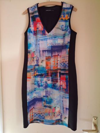 Robe col en V taille M marque Marc Cain avec sa pochette