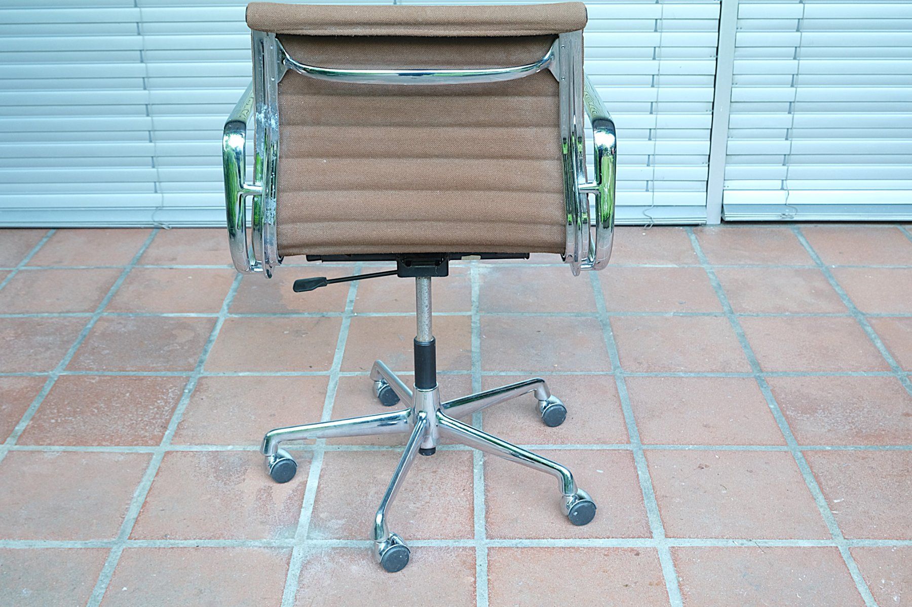 Vitra Poltrone: Vitra Eames Aluminium Office Chair EA 117 – Usato da Bern venduto da secondchoice 4