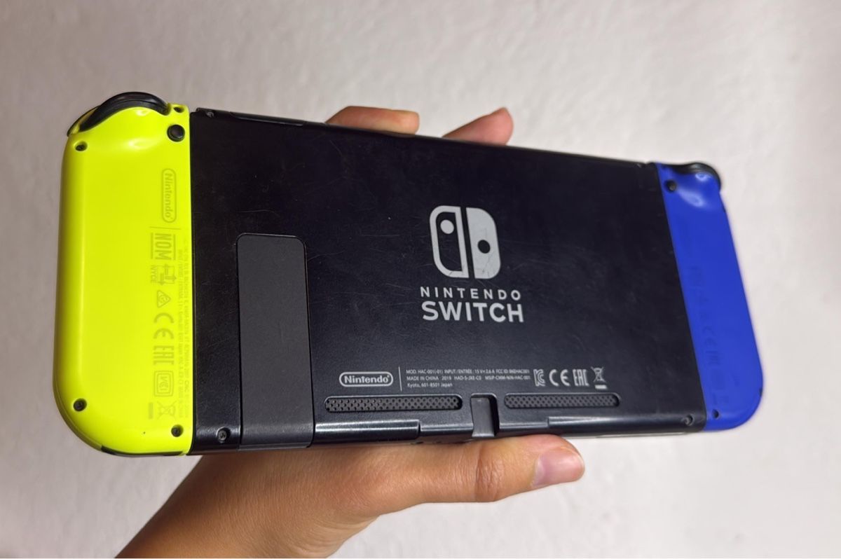 Nintendo Consoles: Nintendo Switch Console Blue Yellow with Accessories – D'occasion à Ehrendingen par bubulence 1