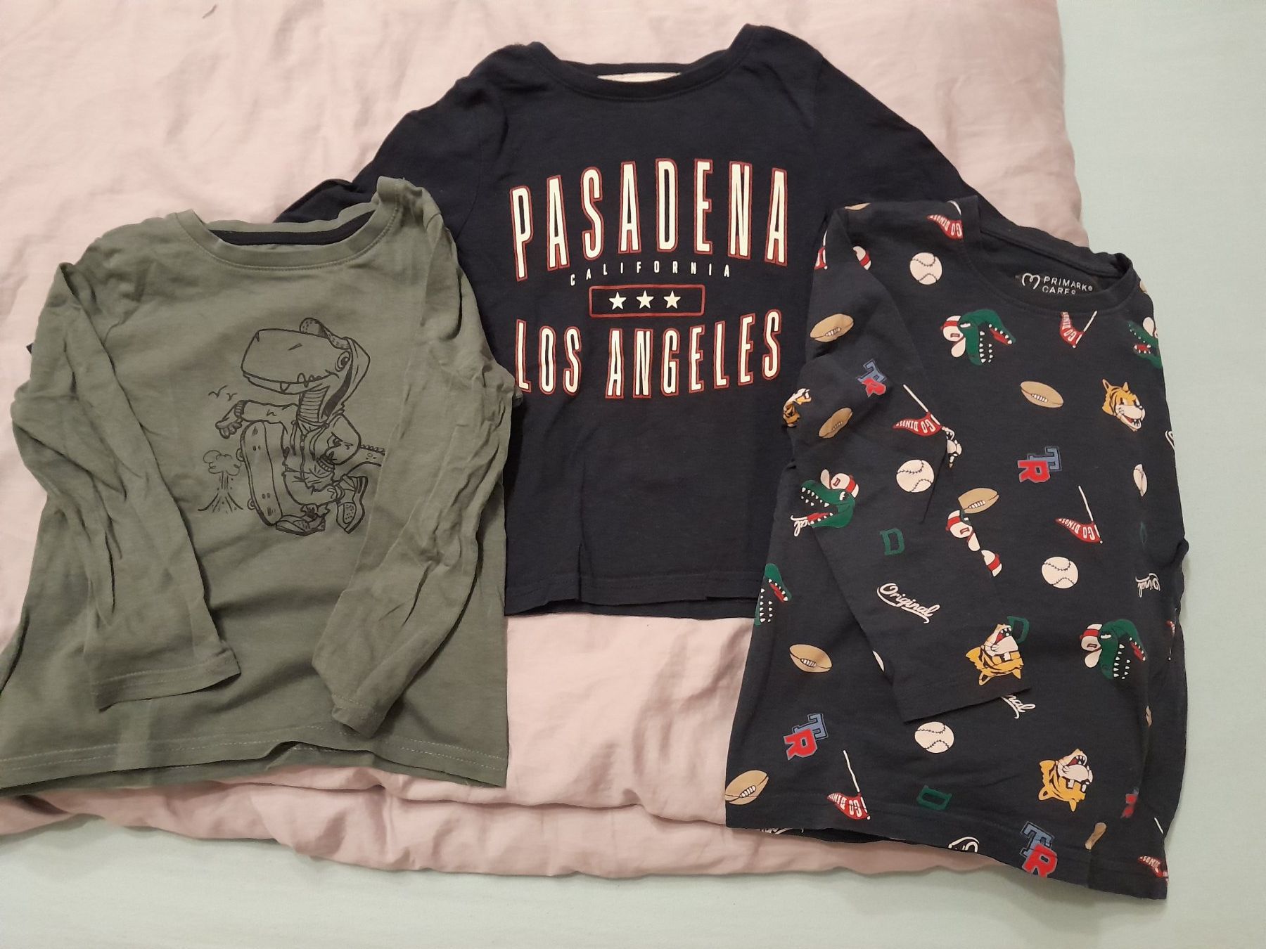 Chemises, T-shirts & Polos: Kinder Pullover Grösse 98 – D'occasion à Worb par Osterthal