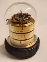 Elegante Wetterstation unter Plexiglashaube, Made in Germany