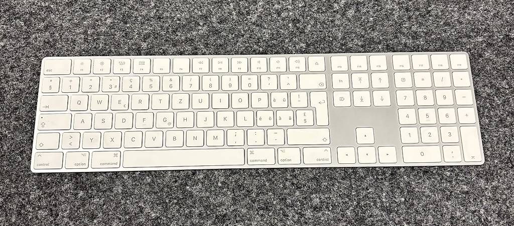 Apple Tastiere: Apple Tastatur mit Ziffernblock – Nuovo (secondo la descrizione) da Zuckenriet venduto da MEi74
