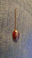 Goldene Nadel mit violett-gold-rotem Emaille-Stein