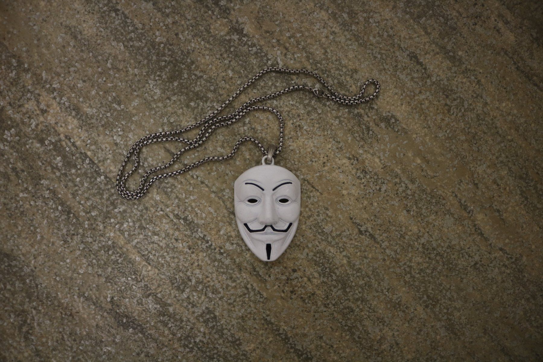 Ketten: Halskette V Vendetta Anonymous Hacker – Neu (gemäss Beschreibung) aus Rickenbach b. Wil von Mysterion4