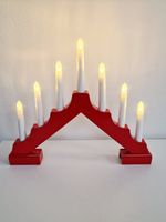 Weihnachtsbeleuchtung LED Kerzen auf rotem Sockel