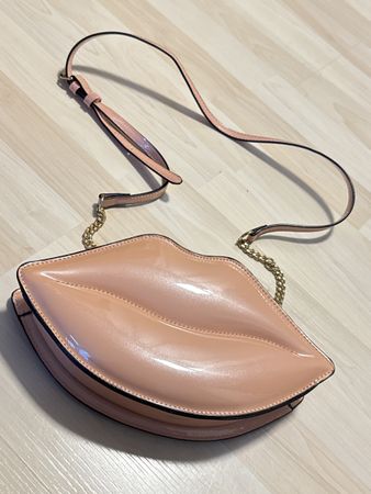 Coole Handtasche in Lippenform von ALDO in hellrosa