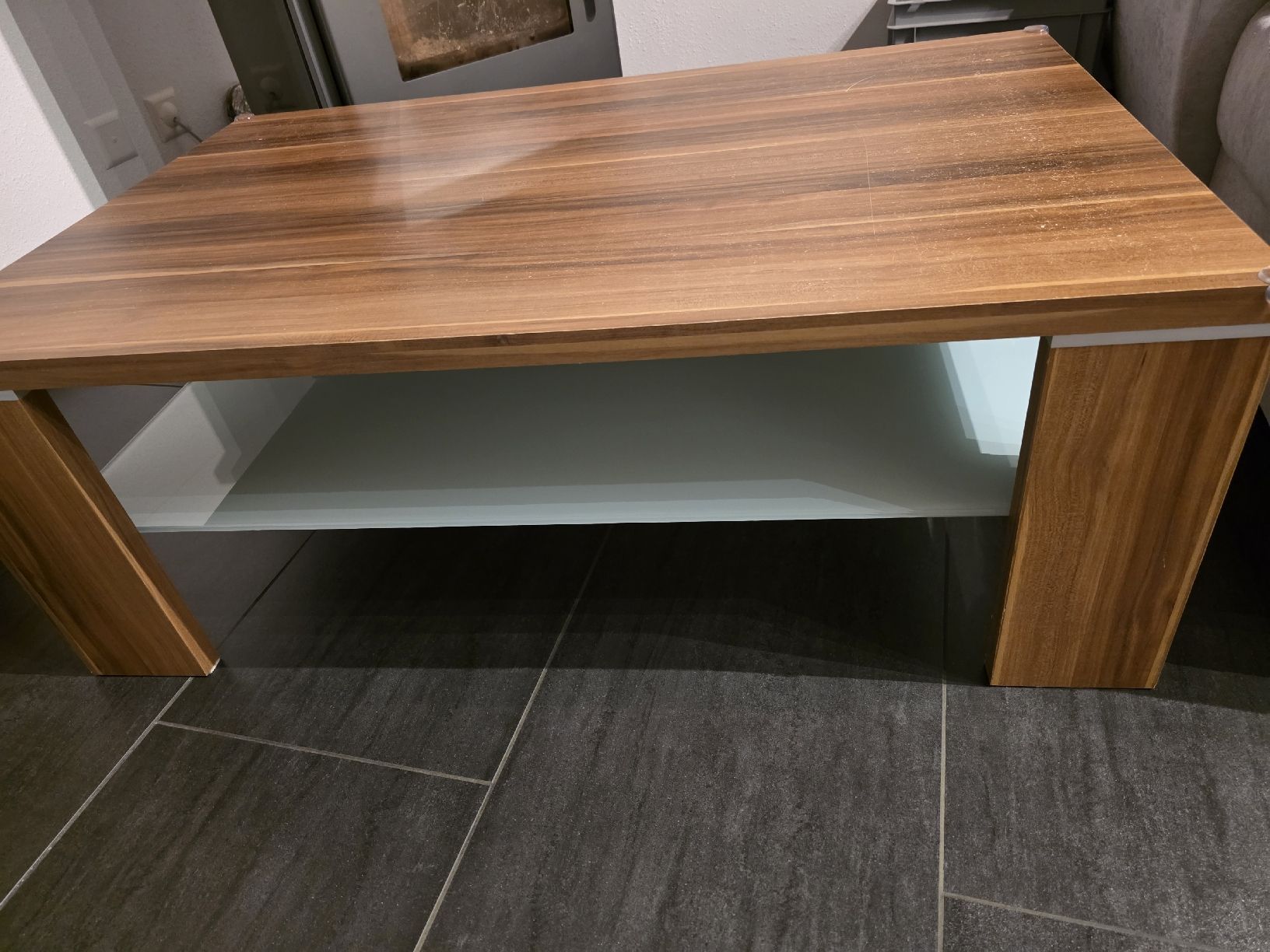 Tavoli: Schöner Couchtisch aus Holz mit Ablage – Usato da Ennetbühl venduto da japtec 1