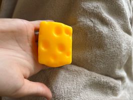 Spielzeug-Ei 🥚 im Käsestück Design 🧀 - Lustig für Ostern!