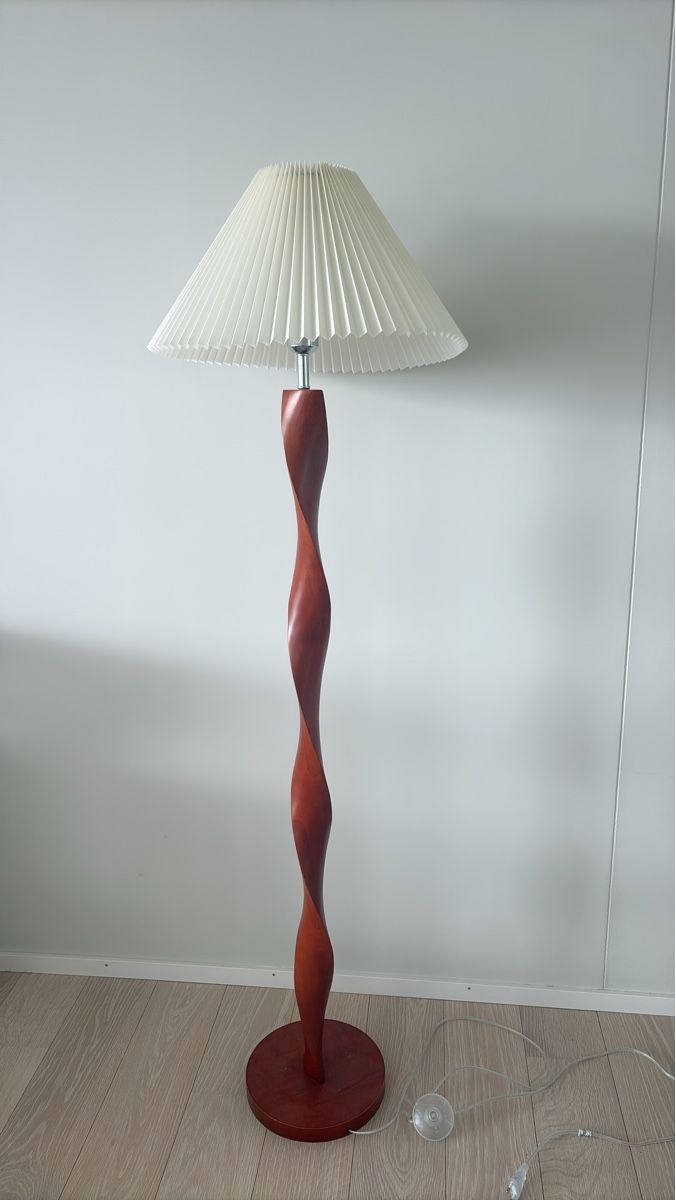 Lampade: Stehlampe aus echtem Nussbaum – Nuovo (secondo la descrizione) da Uitikon Waldegg venduto da JanicaGe