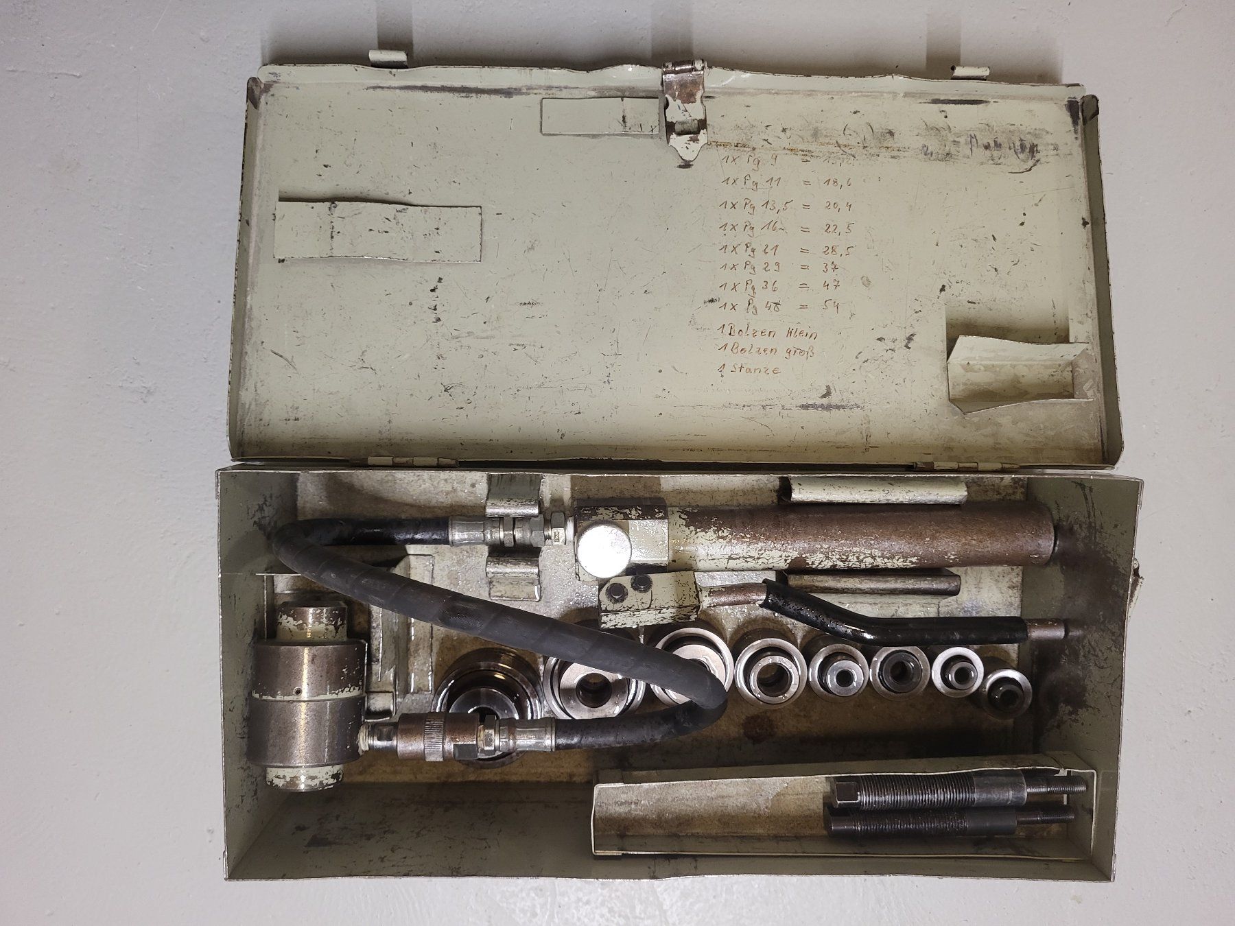Tutti gli attrezzi: Handbetätigte Hydraulik-Stanzpumpe – Usato da Eschenbach LU venduto da Orinam