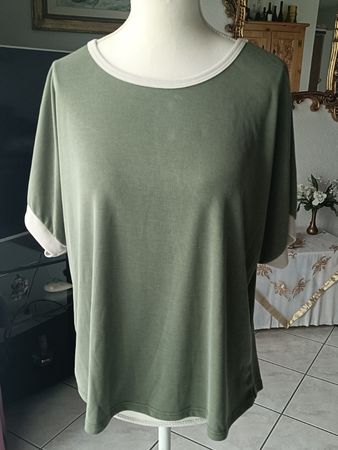 Neues Trendiges Shirt in Olivgrün mit beigen Akzenten. Top
