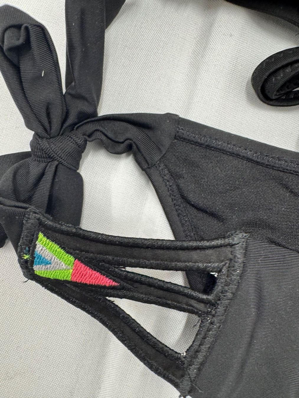 Badekleider & Bikinis: Schwarzer Bikini, Gr. 40 mit bunten Details / Nr. 288 – Neu und originalverpackt aus Holziken von brockolino 2