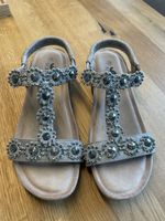 Sommersandale, Gr. 38 im Glitzerlook mit Blumenmuster!