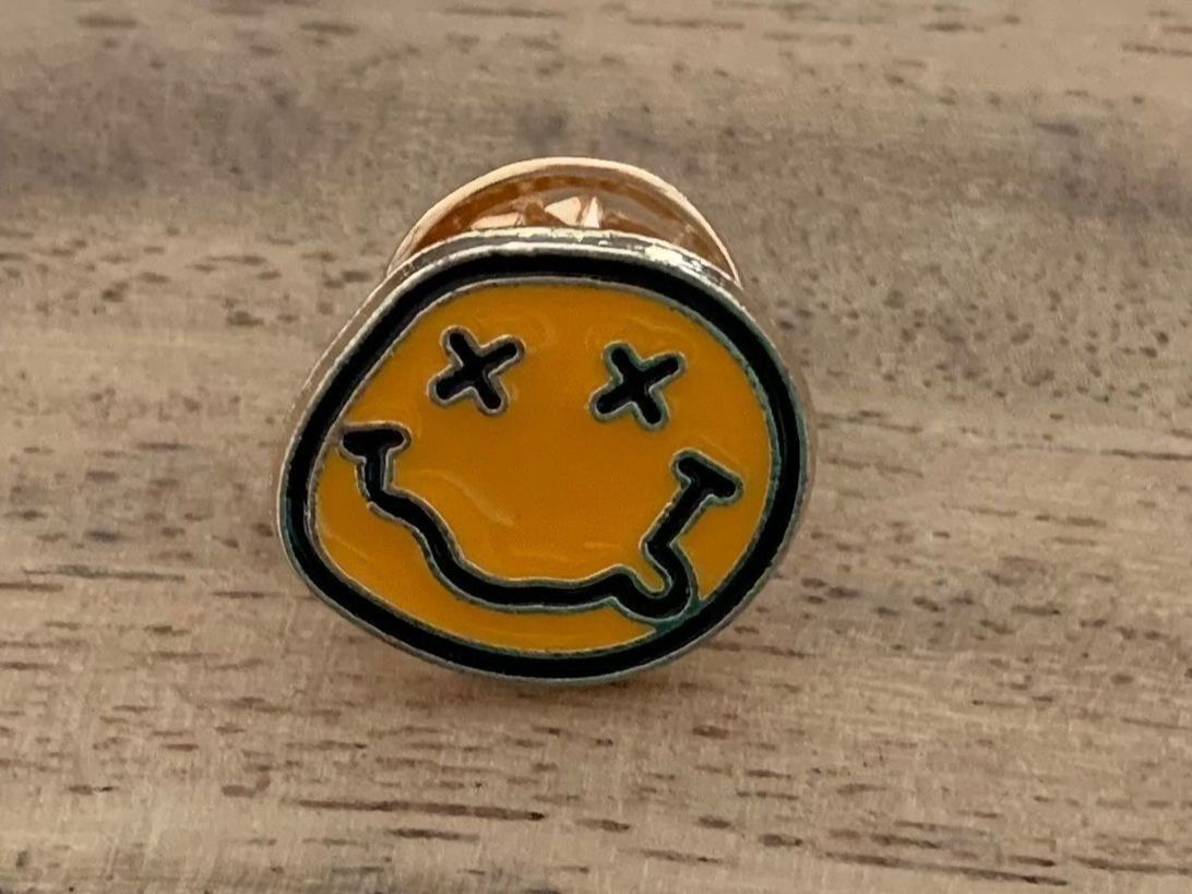 Placchette & Badge: Pin Smiley Nirvana – Nuovo e nell'imballaggio originale da Geneve venduto da vane267
