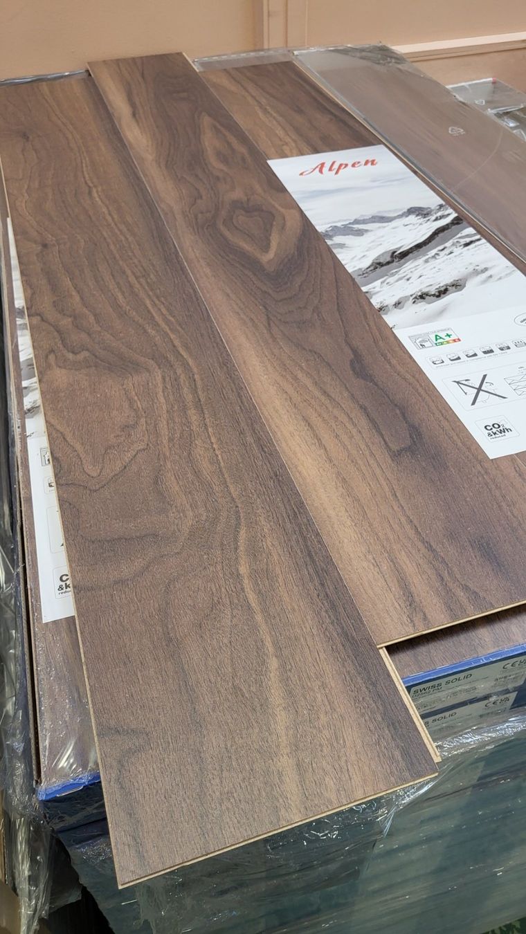 Articoli in legno: Swiss Solid Dekor Nussbaum 12 mm, Abverkauspreis Fr.12.90 m2 – Nuovo e nell'imballaggio originale da Rothrist venduto da swiss-laminat 1