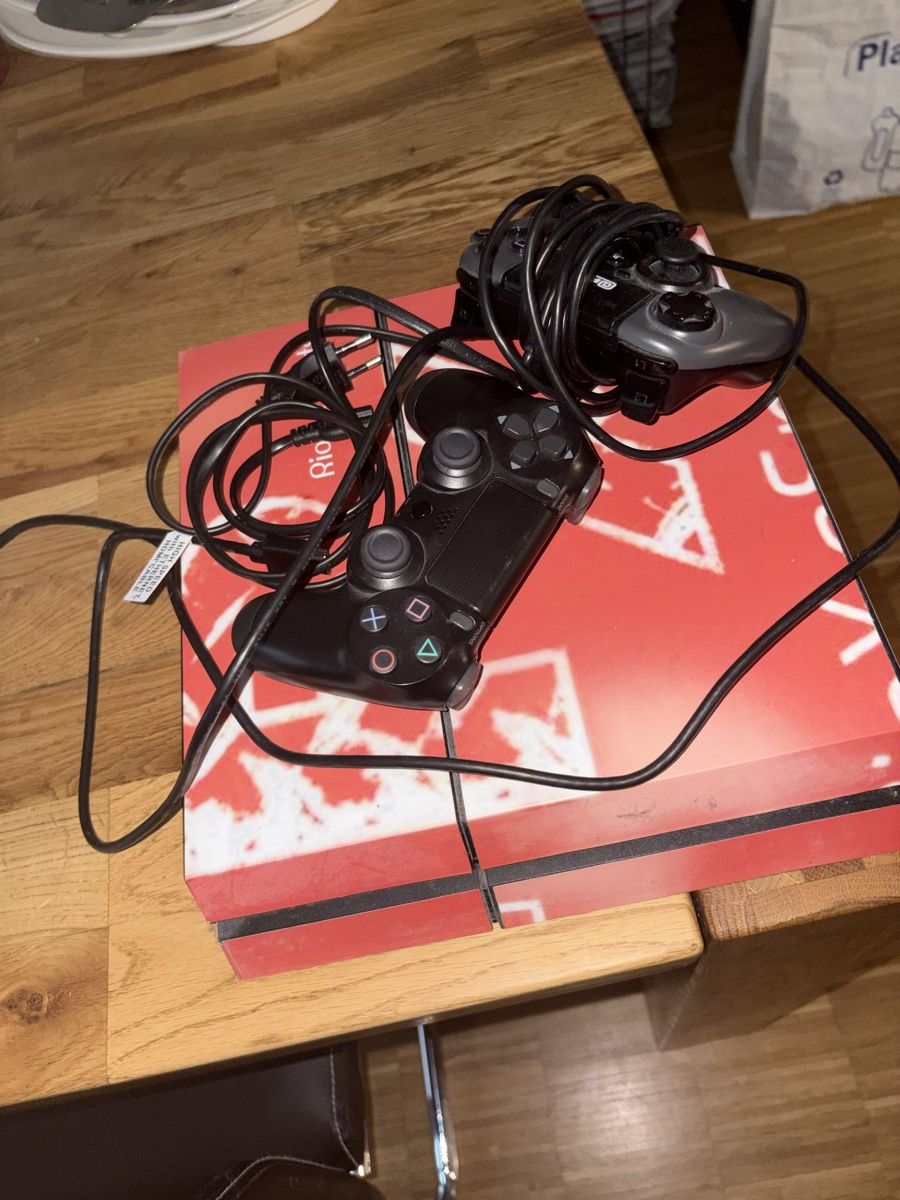 Sony Console: PlayStation 4 mit zwei Controllern – Usato da Mollis venduto da dis_d5t2