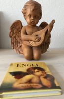 Engelfigur mit kleinem Büchlein