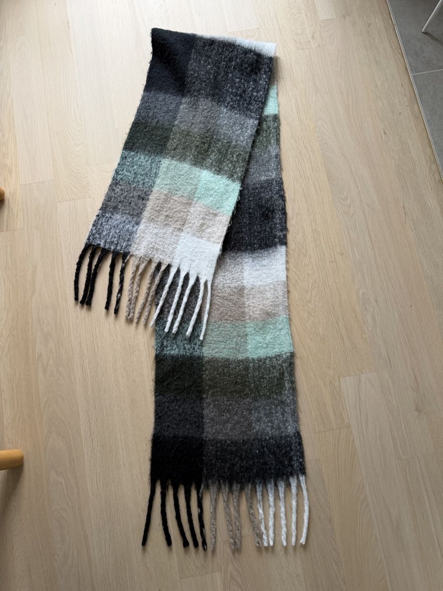 Acne Studios Foulards & écharpes: Acne Studios Wollschal Karo Made in Italy – D'occasion à Winterthur par marisole4 4