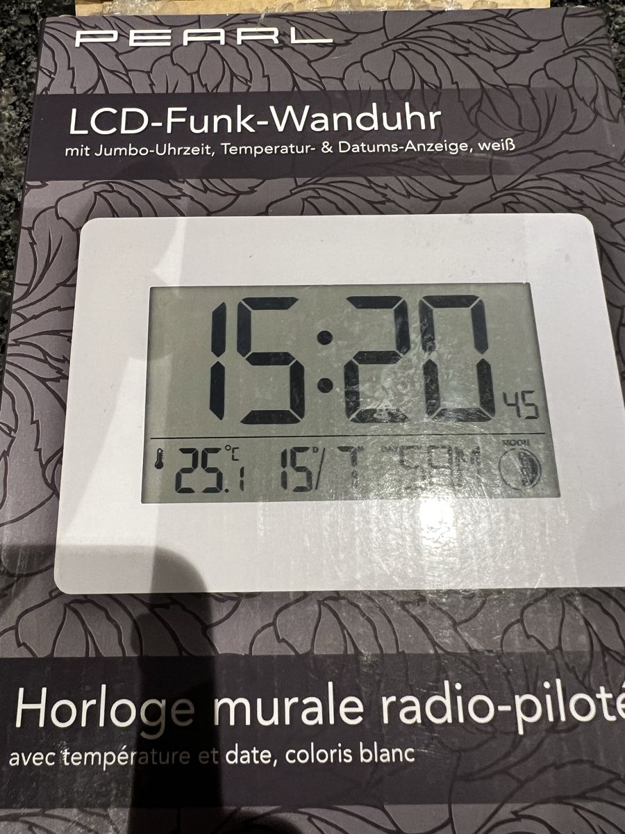 Uhren: LCD Funkwanduhr NEU – Neu und originalverpackt aus Bülach von Cucculi