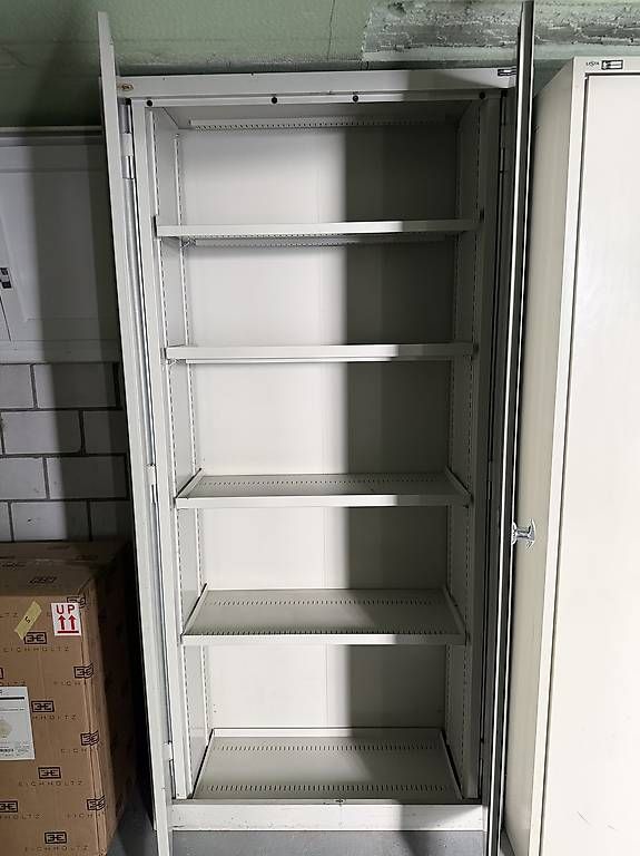 Armadi: Metallic storage cabinet – Usato da Pfäffikon SZ venduto da lar_wl22 1