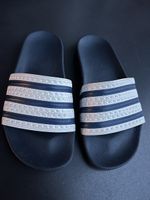 Originale Adidas Adilette in Dunkelblau mit den 3 Steifen