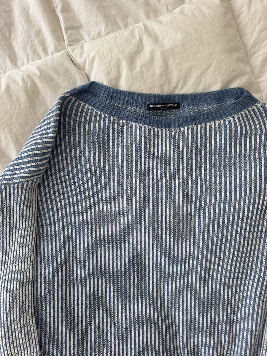 Brandy Melville Pulls & Sweat-shirts: Pull Brandy Melville rayé bleu blanc taille unique – D'occasion à Genève par lejardindesvetements 1