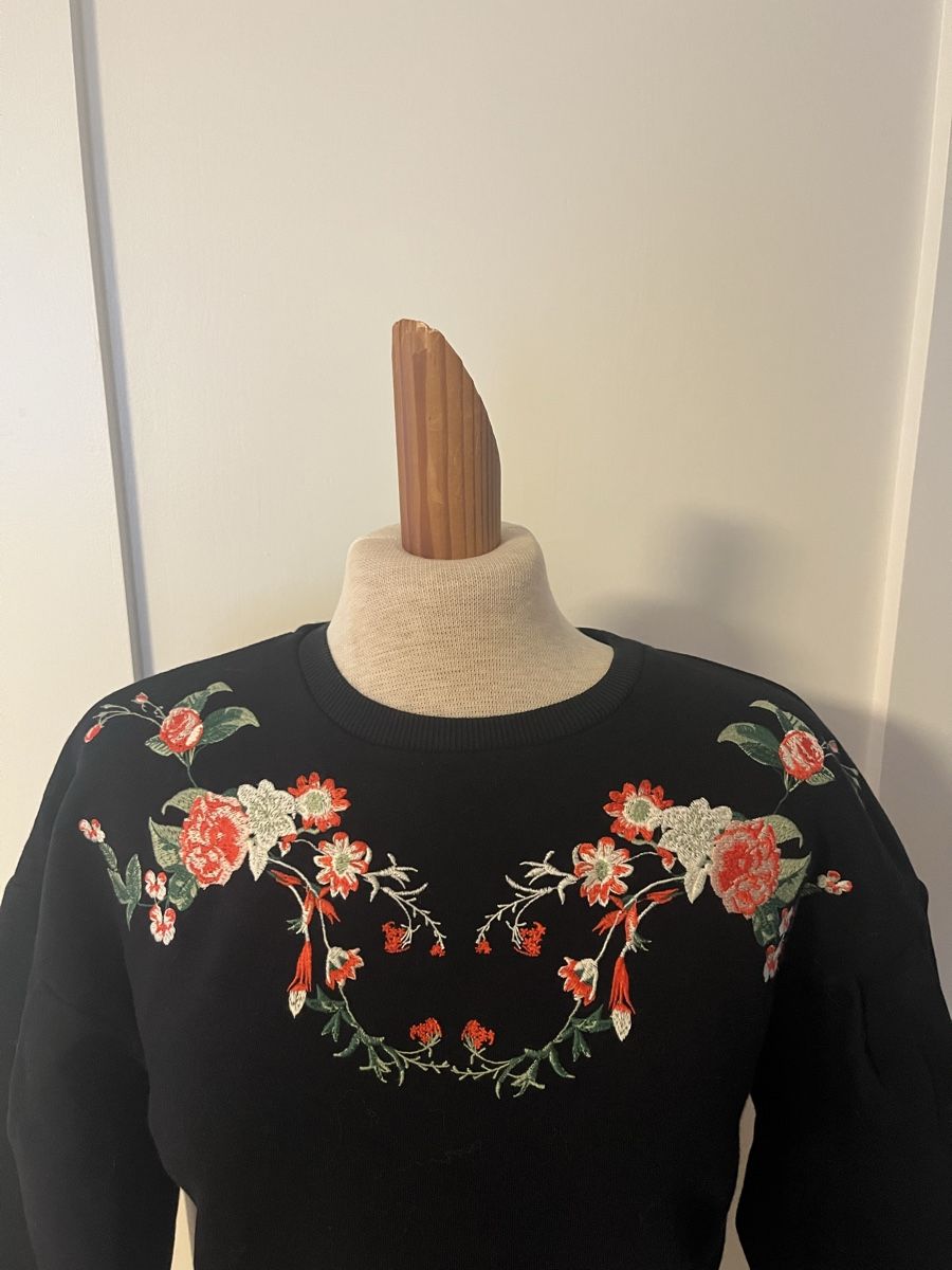 Maglioni & Felpe: Schwarzer Pullover mit Blumenstickerei, Grösse 36 – Usato da Zürich venduto da Mrstm4 1