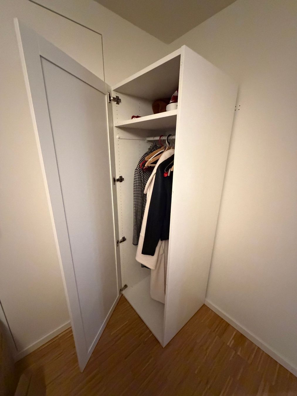 Armadi: White closet – Usato da Zürich venduto da hub_2r9g