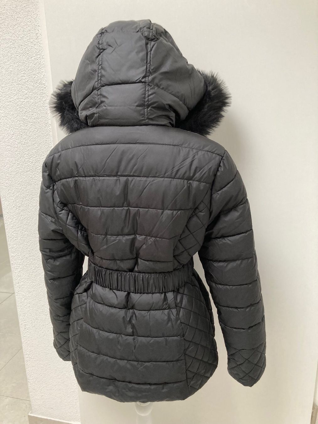Zebra Giacche: Schwarze Winterjacke mit Gürtel Gr. L – Usato da Glattpark (Opfikon) venduto da Pangie 4