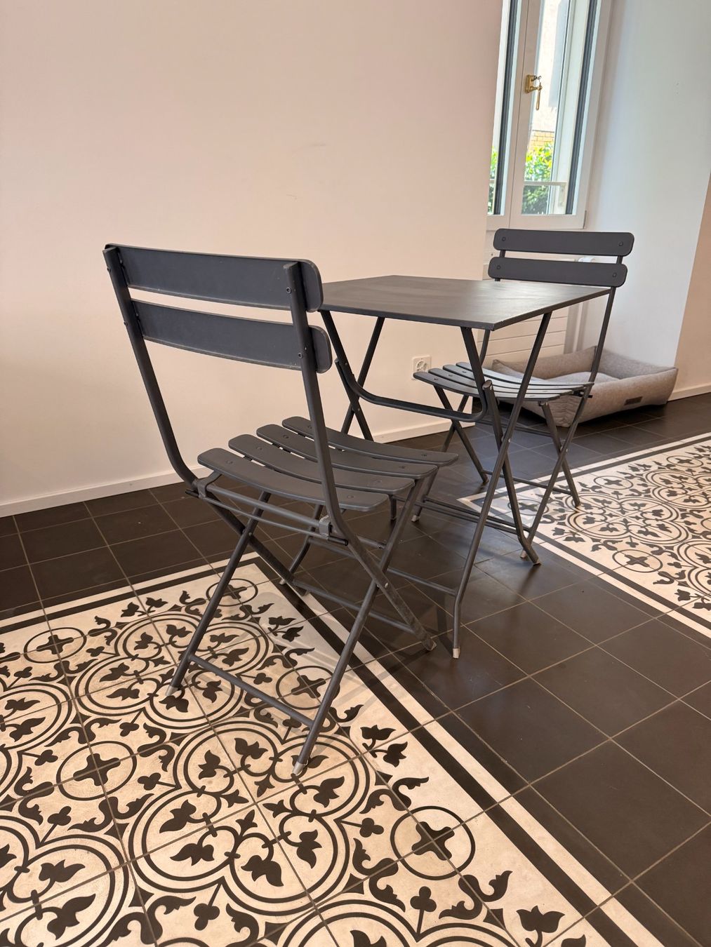 Set di tavolo e panche: Gartentisch mit zwei Stühlen im Set – Usato da Zürich venduto da kiddoroboto 1