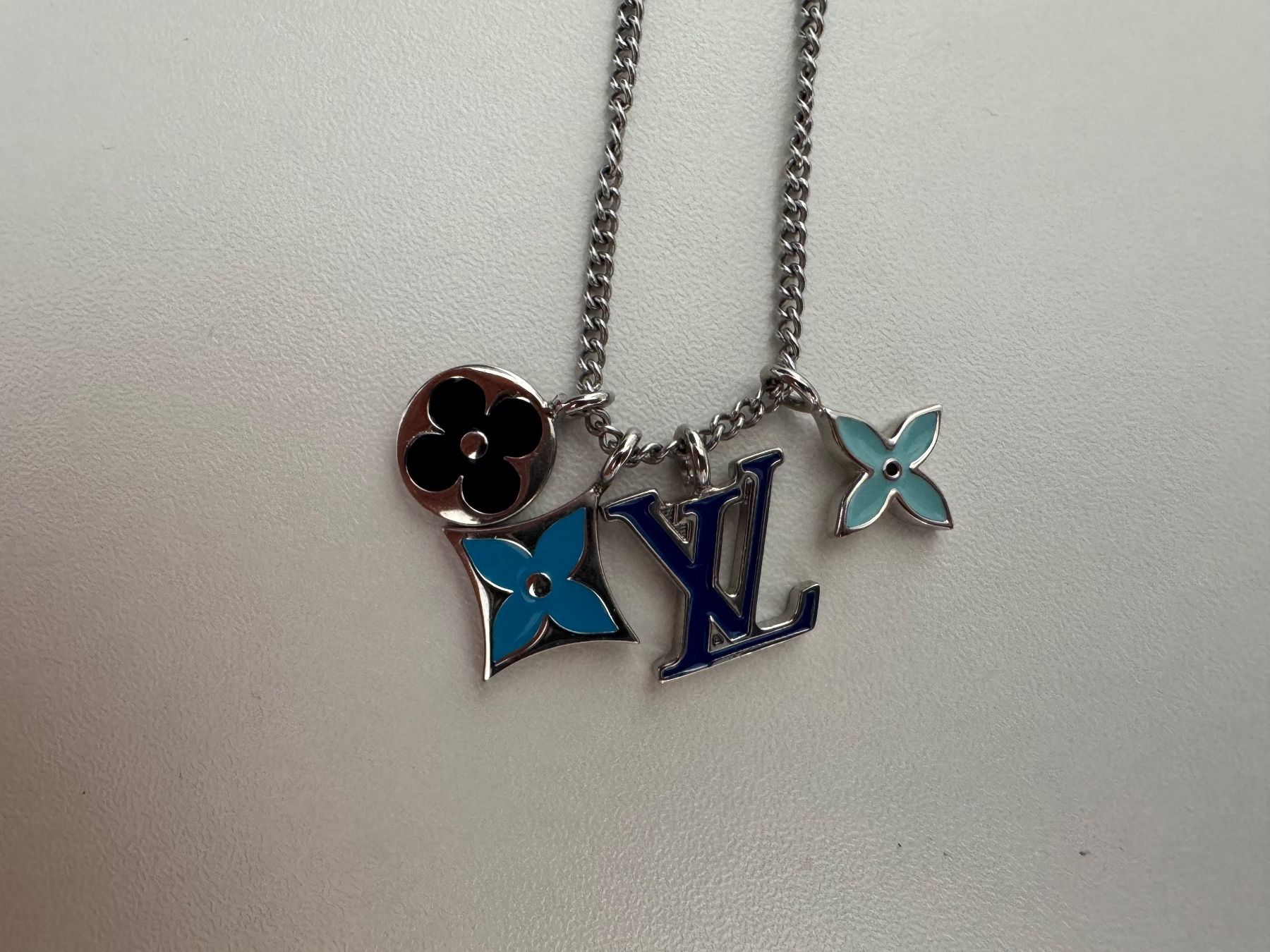 Louis Vuitton Catenine: Collier Louis Vuitton Instinct Enamelled – Nuovo (secondo la descrizione) da Bulle venduto da samuel.volery 1