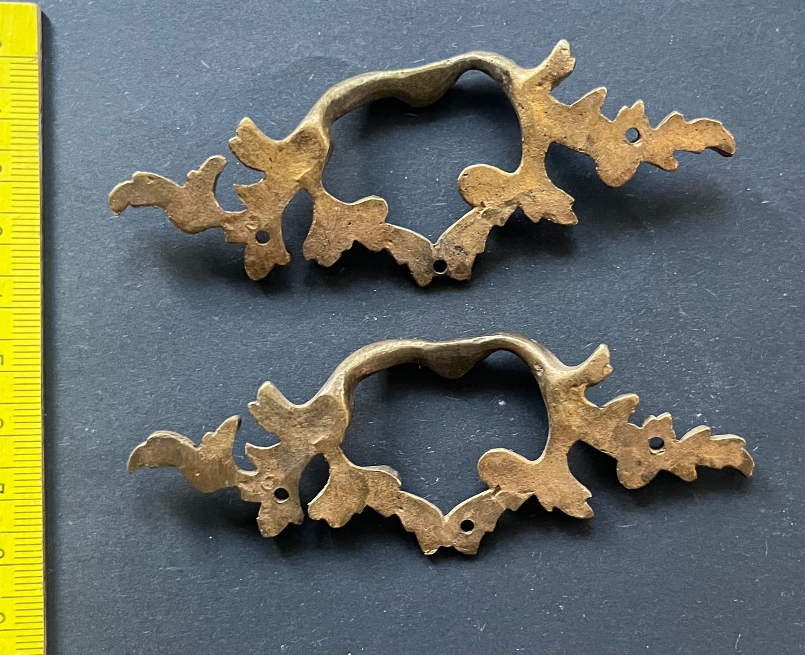 Eisenwaren: 2 Möbelgriffe Messing antik ornamental goldfarben – Gebraucht aus Ostermundigen von DaxKarten-75 1
