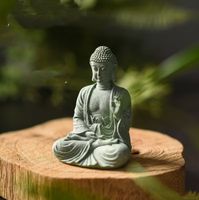 Sandstein-Statue auf Lotus-Sockel – Meditationsfigur