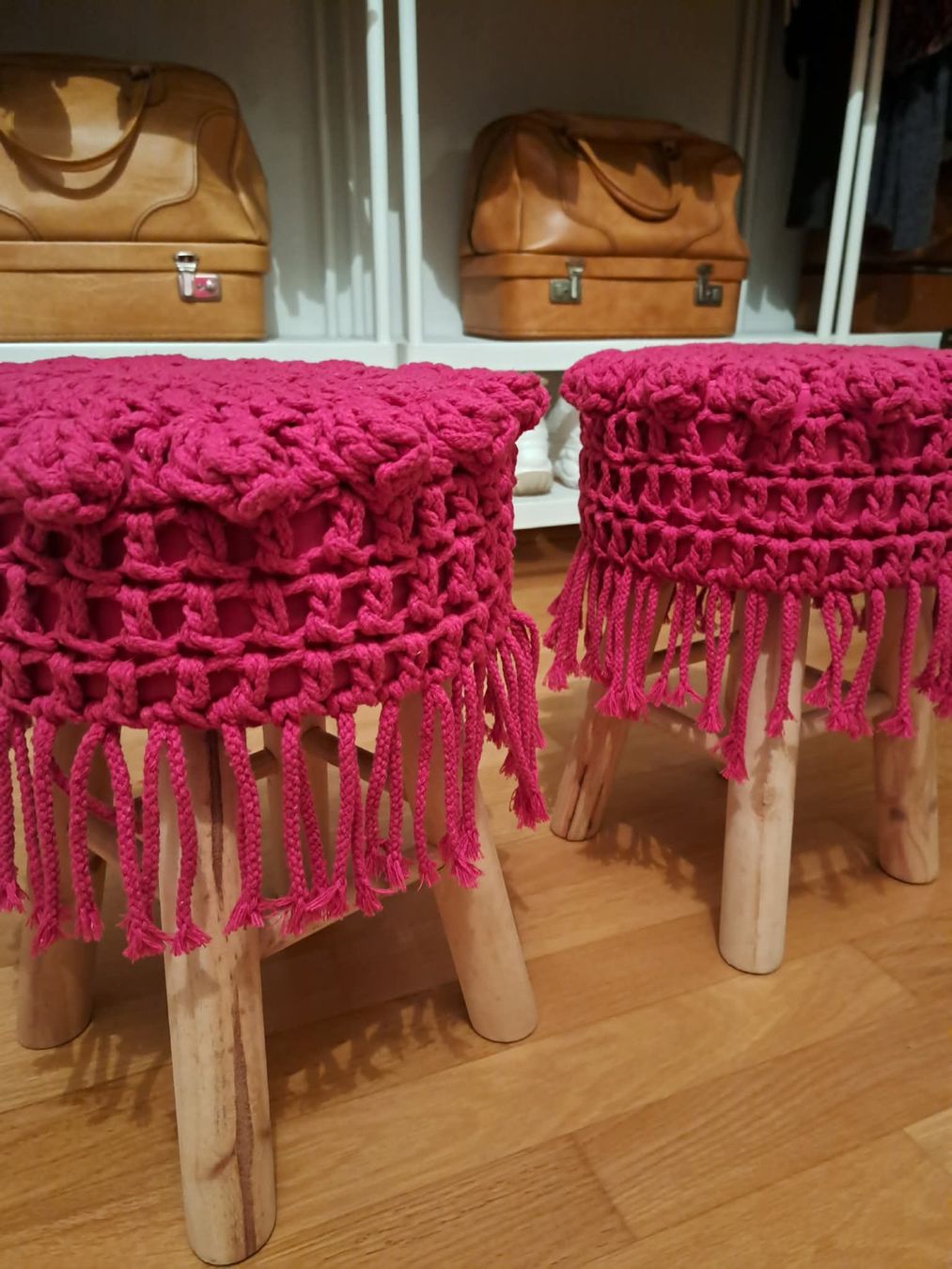 Hocker: 2er‑Set Hocker pink – Makramee Sitz – Boho Stil – Gebraucht aus Sisseln AG von schenk-figuren 2