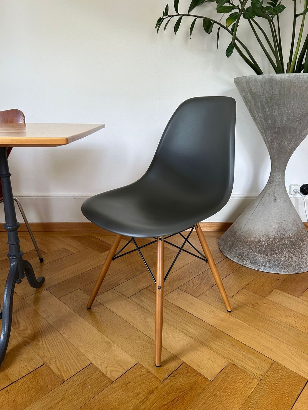 Vitra Sedie: Eames Plastic Side Chair DSR - Vitra, Basalt – Usato da Bern venduto da mo04