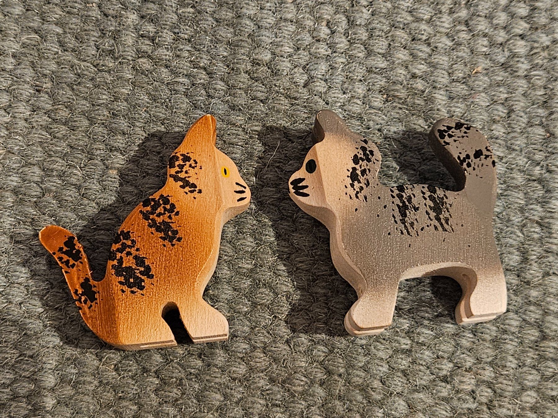 Trauffer Giocattoli: 2 Trauffer Katzen, Holztiere mit Körbli – Usato da Rifferswil venduto da fle_5nqr 1