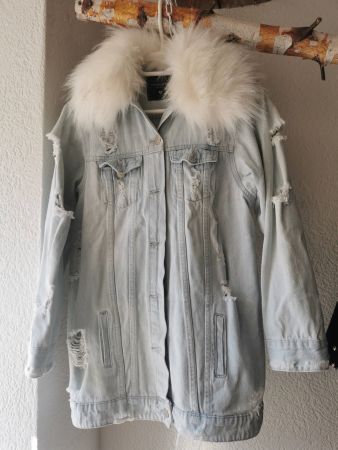 Destroyed Look Jeansjacke mit Kunstfellkragen - Gr. XS