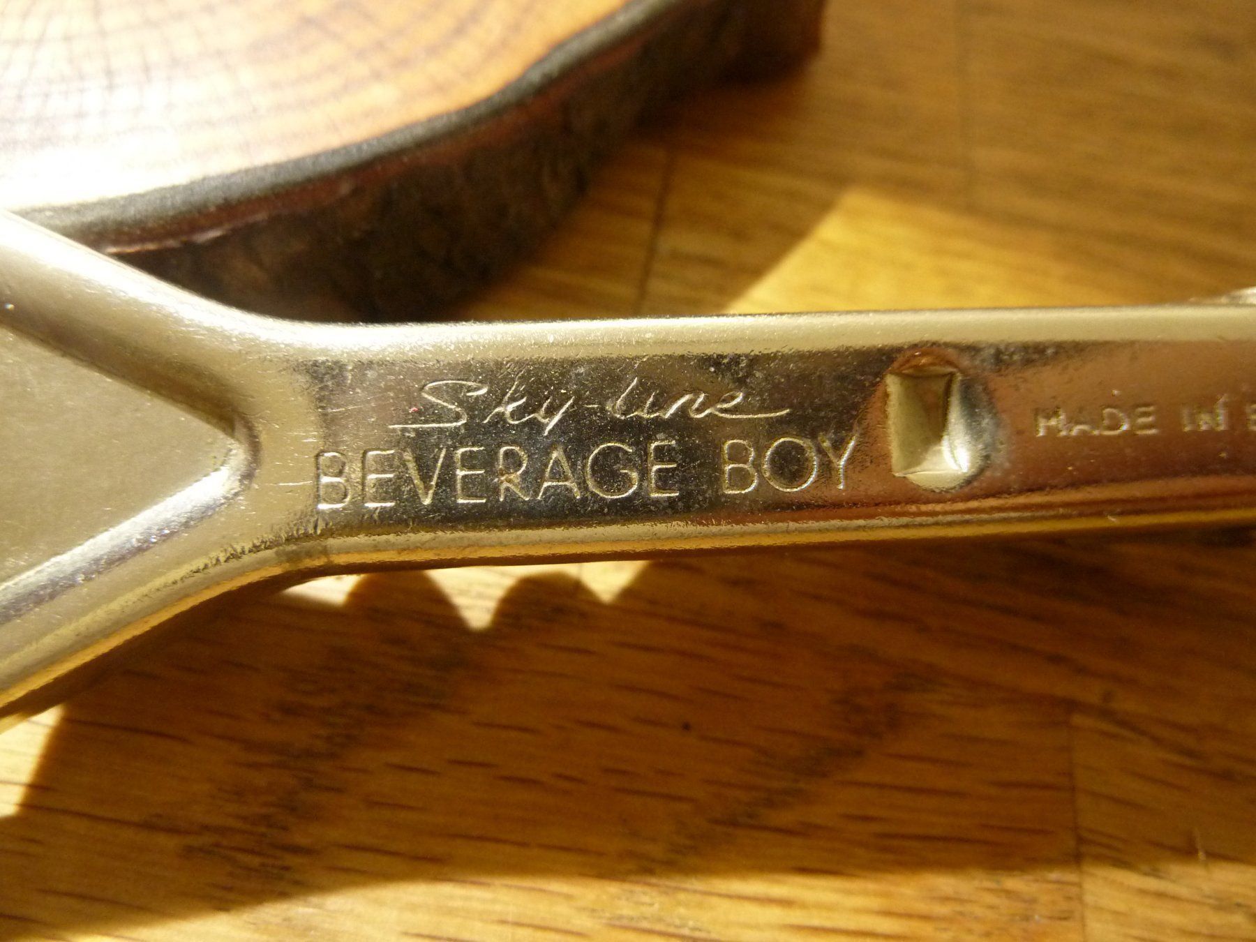 Elettrodomestici da cucina: Flaschenöffner Skyline Beverage Boy Engl – Usato da Hochfelden venduto da swissice 1