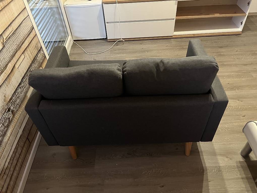 Sofas: Kleines 2-Sitzer Sofa zu verkaufen – Gebraucht aus Graben von kum_75v2 2