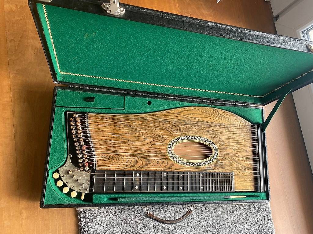 Musikinstrumente: Zither: antikes Instrument mit Koffer – Gebraucht aus Wangen ZH von unihocplayerin7 1