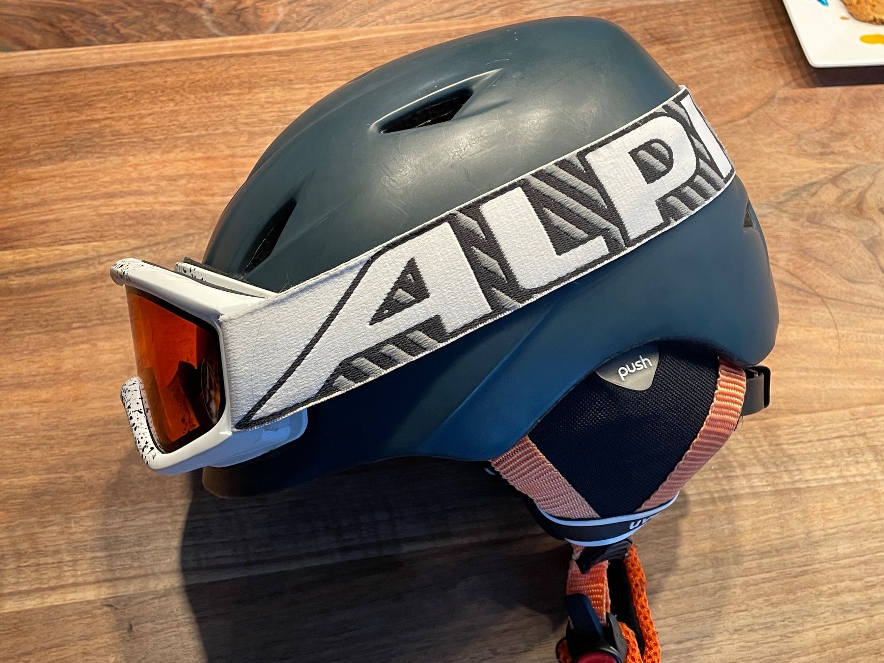 Uvex Caschi: Skihelm Uvex Gr. 52-54 – Usato da Wattenwil venduto da Sulamith82