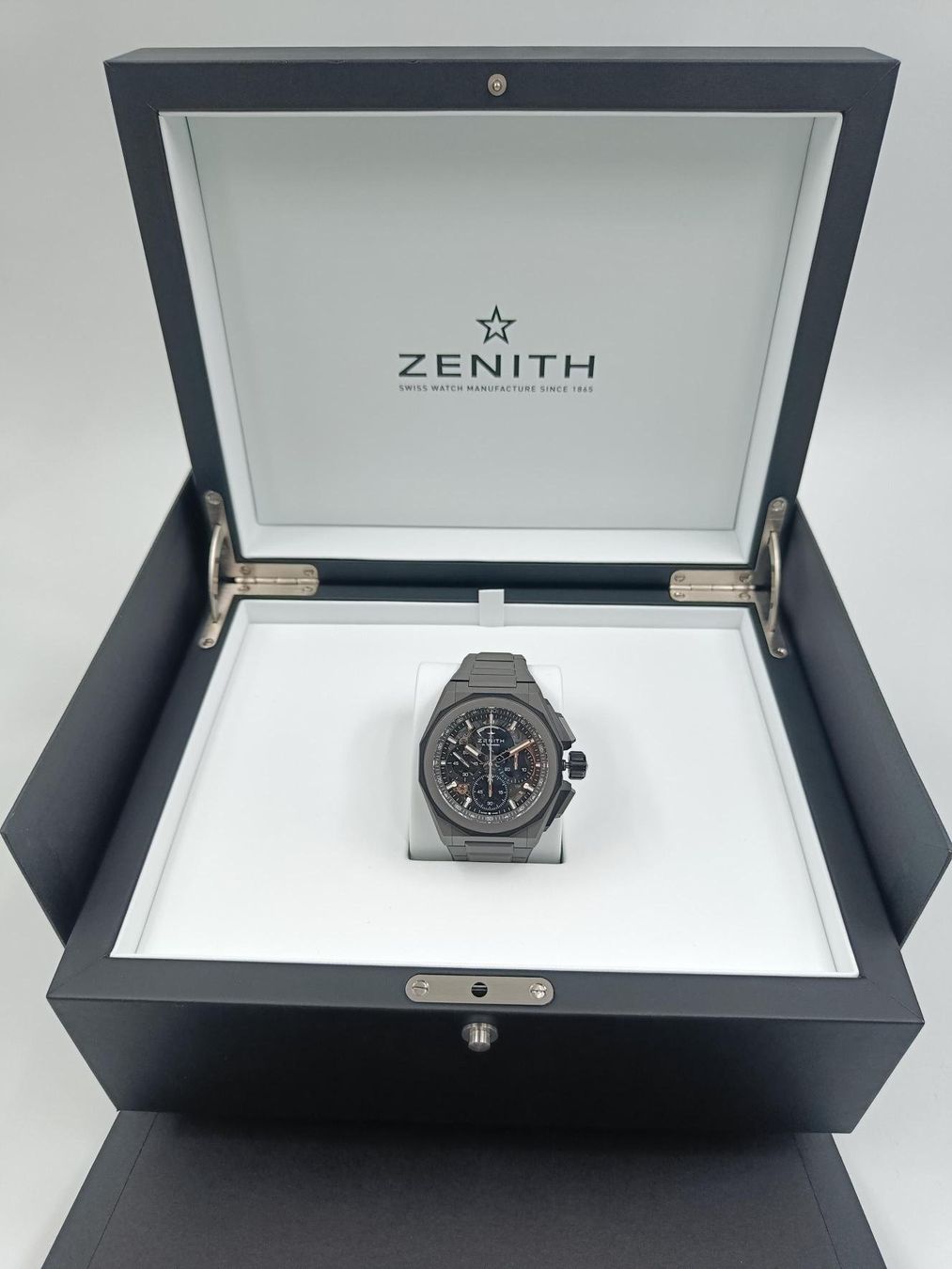 Zenith Orologi: ZENITH "DEFY EXTREME" MIT MIKROGESTRAHLTEM TITAN, 45 MM – Nuovo (secondo la descrizione) da Luzern venduto da EdiGem 2