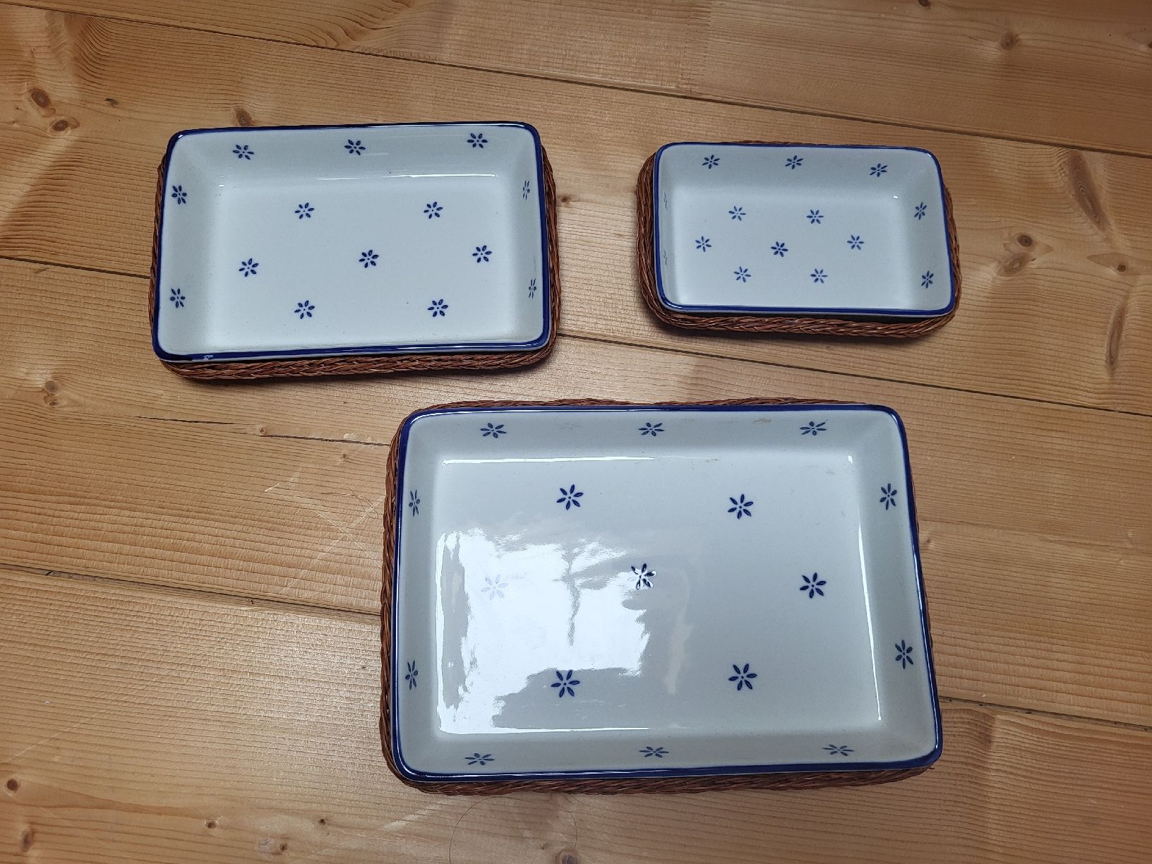Geschirrsets: 3 Keramikschalen mit Weidenkorb – Neu (gemäss Beschreibung) aus Zweisimmen von Adorable 1