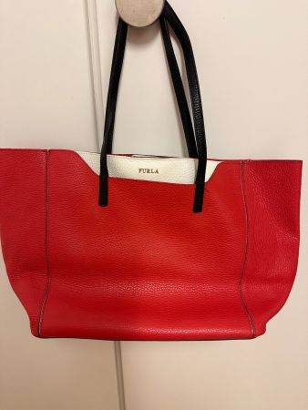 Furla Tasche rot schwarz Leder neuwertig (nie gebraucht)