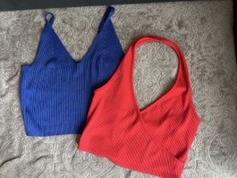 Deux tops en bleu et rouge 