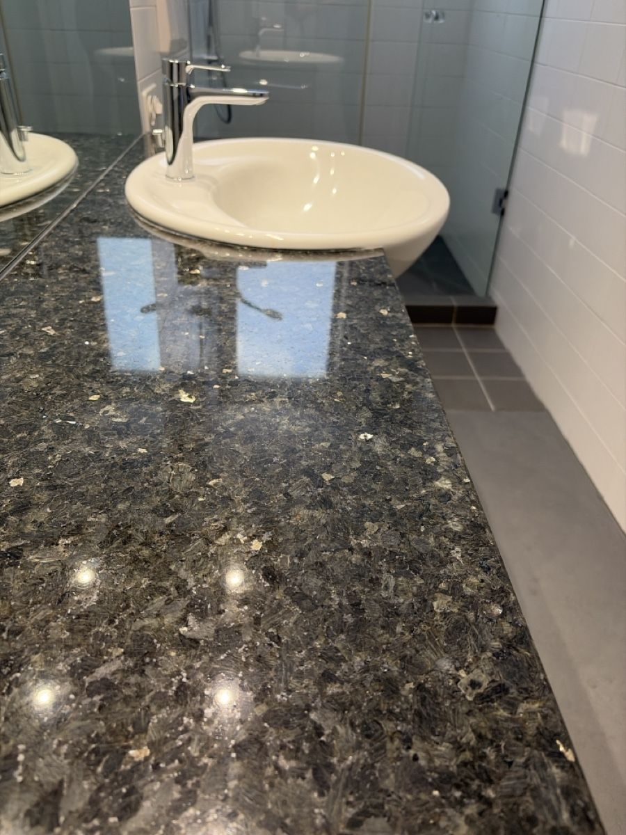 Mobili per bagno: Waschtisch mit Granitplatte & Holzfronten & Lampen – Usato da Uitikon Waldegg venduto da Kebo01 4
