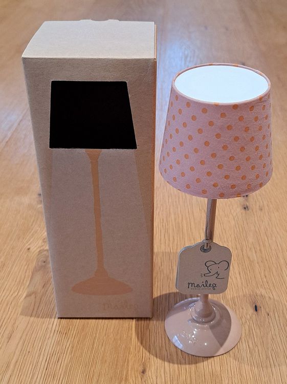 Dilwe Miniatur-Puppenhaus-Stehlampe, Maßstab 1:12, 10,5 Cm Hoch, Mit LED-Beleuchtung (CR1632 Batterie Inkl.)
