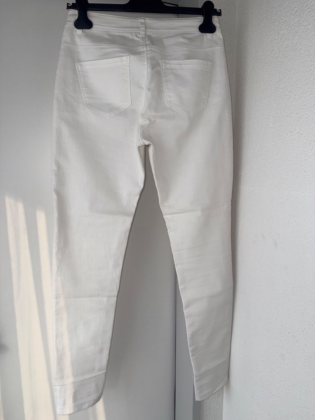 Jeans: weiße Slim-Jeans Gr.36 – D'occasion à Buchrain par nat_pl5p 1