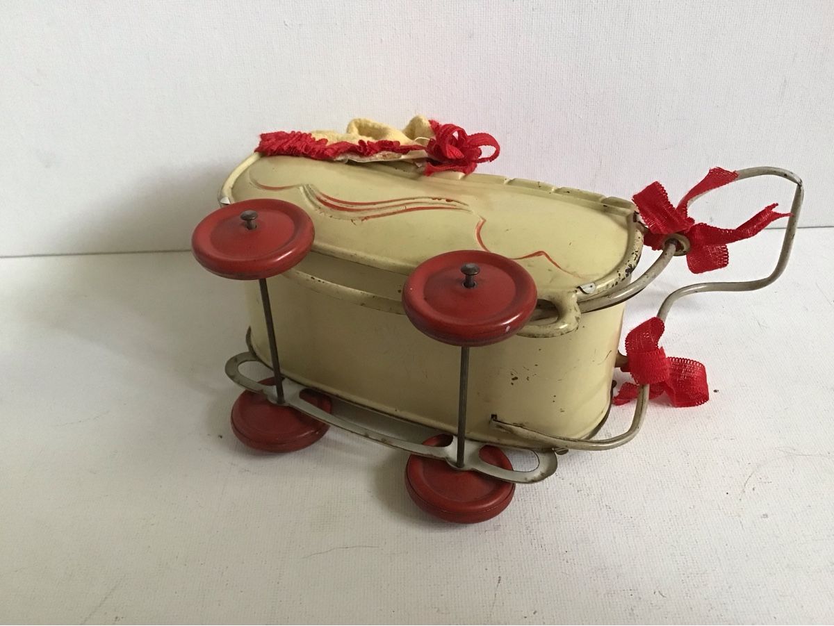 Puppen: Antikes Blech Puppenwägelchen – Gebraucht aus St. Gallen von Goldlilly 1